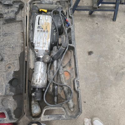 vue de dessus d'une boîte à outils contenant un marteau et d'autres outils