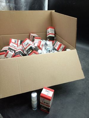 un paquet de cigarettes et une bouteille d'eau par terre