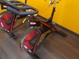 deux vélos d'appartement dans une salle de sport aux murs jaunes