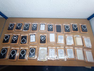tout un tas d'appareils électroniques posés sur la table