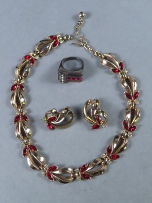 un bracelet, une bague et une boucle d'oreille posés sur une table