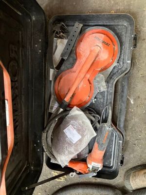 une caisse à outils noire et orange contenant des outils