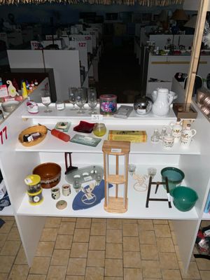 un plan de travail de cuisine sur lequel sont posés de nombreux objets