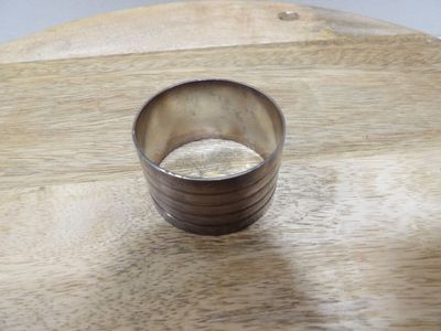 un verre d'eau posé sur une table en bois