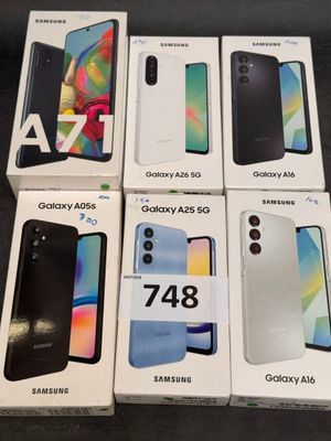 quatre boîtes de Samsung A7s, un Galaxy A7s, un Galaxy A7s, un Galaxy A7s et un Galaxy A7s