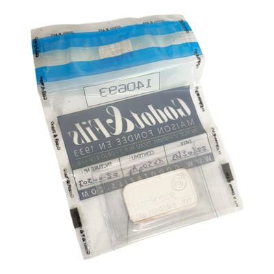 un sac de savon posé sur une table