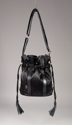 sac seau en cuir noir orné de pompons suspendus à la poignée