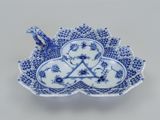 assiette bleue et blanche sur laquelle est représenté un oiseau