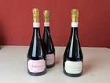 trois bouteilles de vin sont alignées sur un comptoir