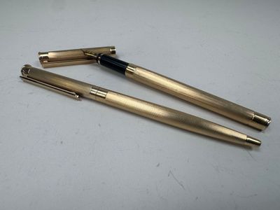 deux stylos posés l'un à côté de l'autre sur une table