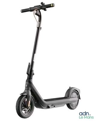 gros plan d'un scooter sur fond blanc