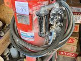 une image représentant une borne d'incendie à laquelle est raccordé un tuyau