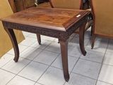 deux chaises et une table posées à même le sol dans une pièce