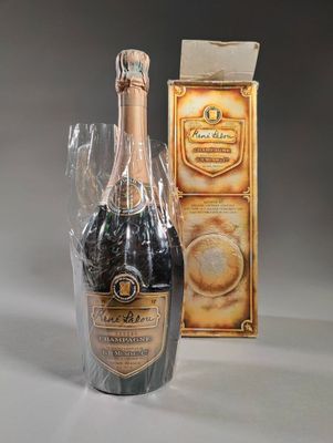 une bouteille de champagne à côté d'un paquet de crackers