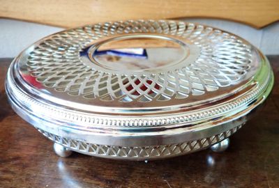 un plateau en argent orné d'une horloge, posé sur une table