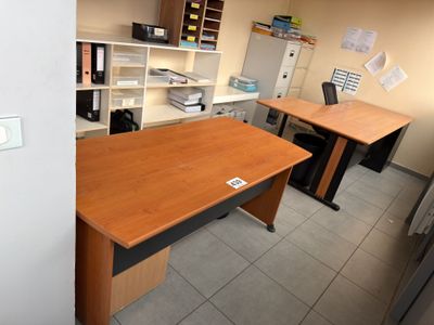 une photo d'un bureau avec deux bureaux et un ordinateur