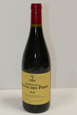 une bouteille de vin posée sur une table