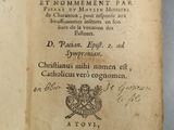 un vieux livre écrit posé sur une table