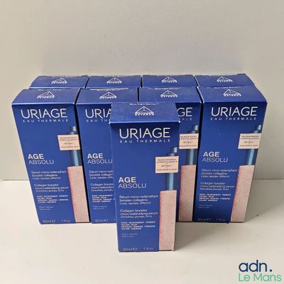 quatre boîtes de produits de soin anti-âge Uriage posées sur une table