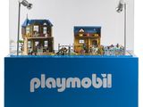 une vitrine Playmobil sur laquelle sont disposées quelques maisons