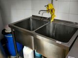 une cuisine avec un évier et une poubelle