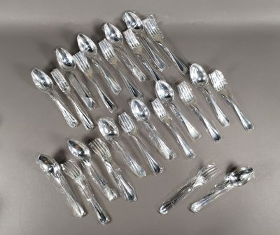 beaucoup de cuillères en argent et de cuillères sur une table