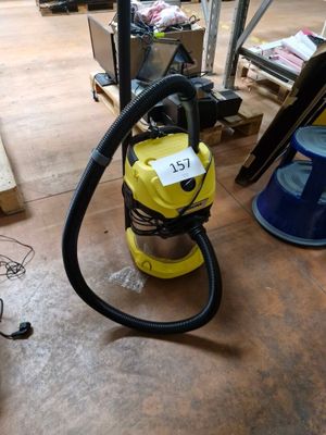 un aspirateur posé sur le sol d'une pièce