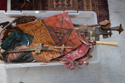 une boîte blanche remplie d'objets divers, posée par terre