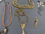 de nombreux colliers et bracelets différents disposés sur une table