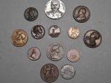 un lot de pièces de monnaie posées sur une table