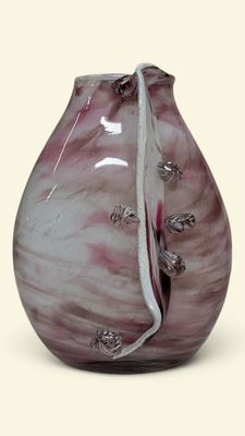 un vase violet entouré d'un ruban blanc