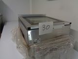 une photo d'un micro-ondes posé sur une table
