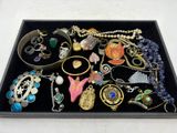 un plateau noir contenant divers bijoux