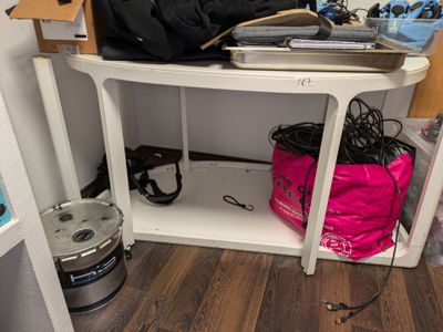 une petite table sur laquelle est posé un ordinateur portable