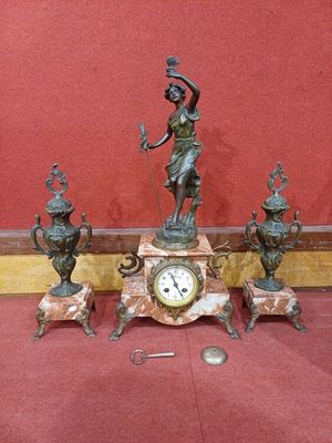 une horloge posée sur une table à côté d'autres objets