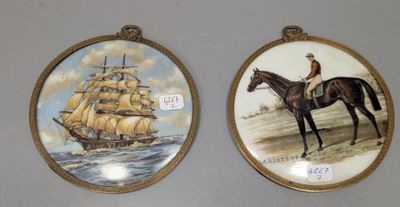 deux photos encadrées représentant un homme à cheval et un bateau