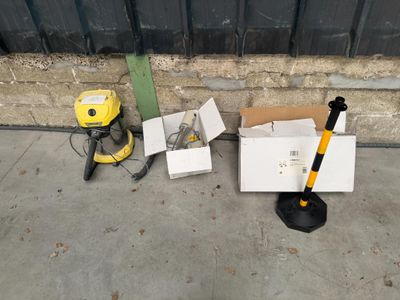 une boîte, un marteau et une boîte à outils posés par terre