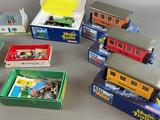 un grand nombre de trains miniatures posés sur une table