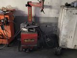 une petite machine qui se trouve dans un garage
