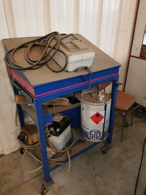 une table bleue sur laquelle sont posés de nombreux outils