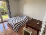 une chambre avec un lit et un radiateur à l'intérieur