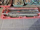 un grand nombre d'outils qui se trouvent dans une boîte