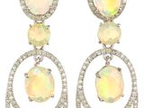 une paire de boucles d'oreilles en oplite et diamants