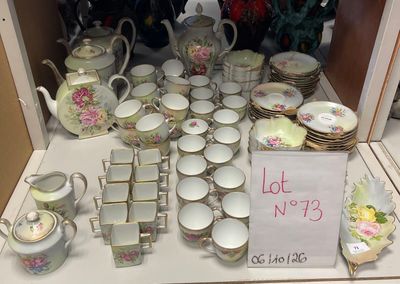 beaucoup de vaisselle en porcelaine posée sur une table, avec une étiquette de prix
