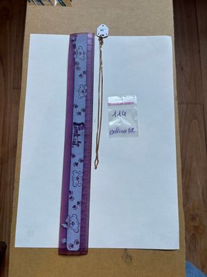 une feuille de papier et une règle posées sur une table
