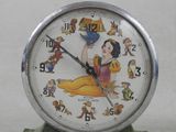une horloge ornée d'un motif blanc comme neige