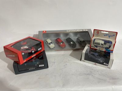 trois petites voitures posées sur une table