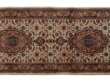 un gros plan d'un tapis marron et noir sur fond blanc