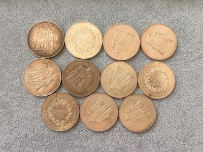 un gros plan sur une pile de pièces posée sur une table