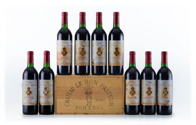 six bouteilles de vin rouge dans une caisse en bois sur fond blanc